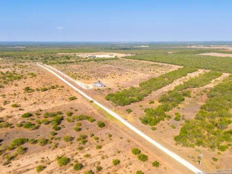 1141 County Road 337 Charlotte TX 78011