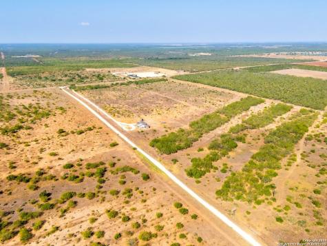 1141 County Road 337 Charlotte TX 78011