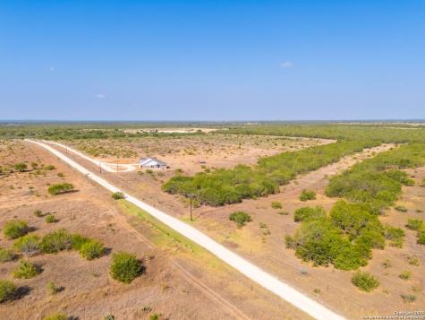 1141 County Road 337 Charlotte TX 78011