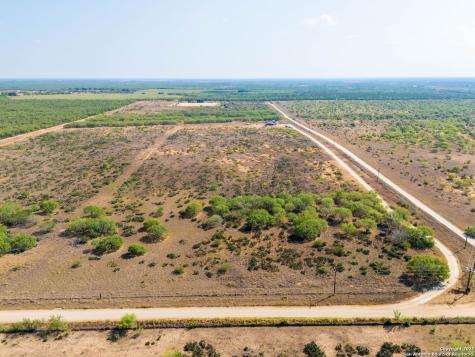 1141 County Road 337 Charlotte TX 78011