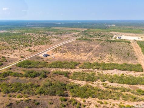1141 County Road 337 Charlotte TX 78011