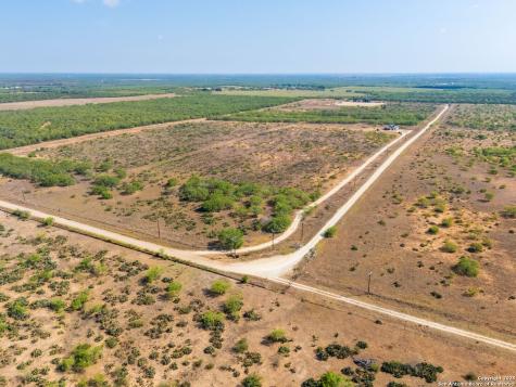 1141 County Road 337 Charlotte TX 78011