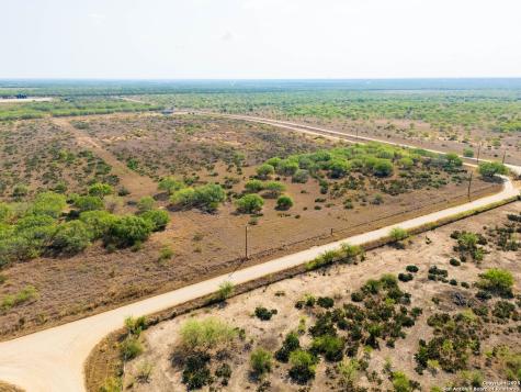 1141 County Road 337 Charlotte TX 78011