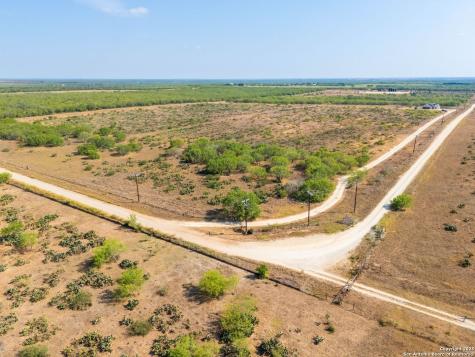 1141 County Road 337 Charlotte TX 78011