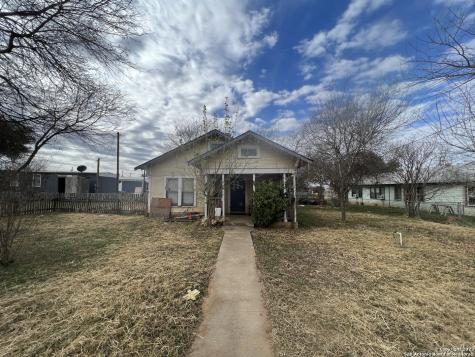 1106 Simmons Avenue Jourdanton TX 78026