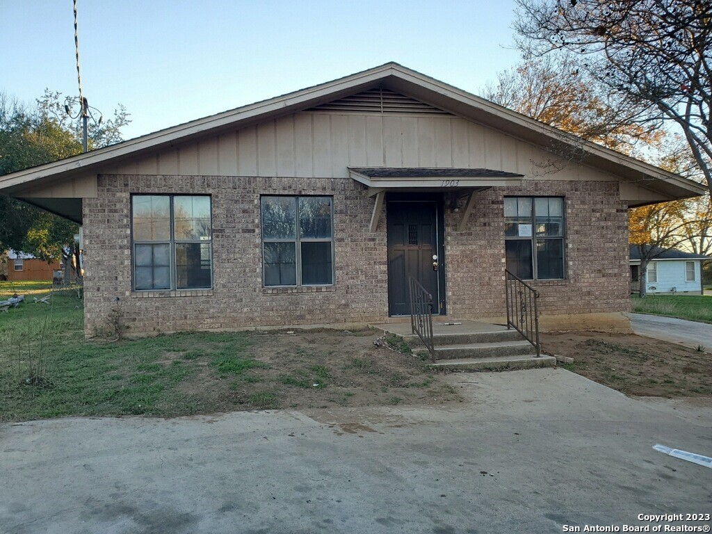 1903 3rd Street Floresville TX 78114