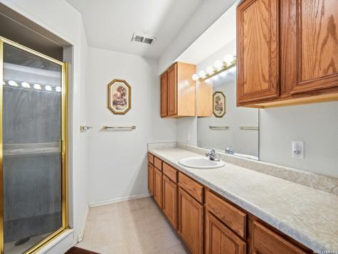 908 N Mansfield Street Pleasanton TX 78064