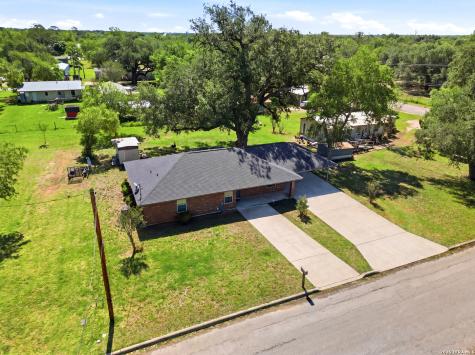 908 N Mansfield Street Pleasanton TX 78064