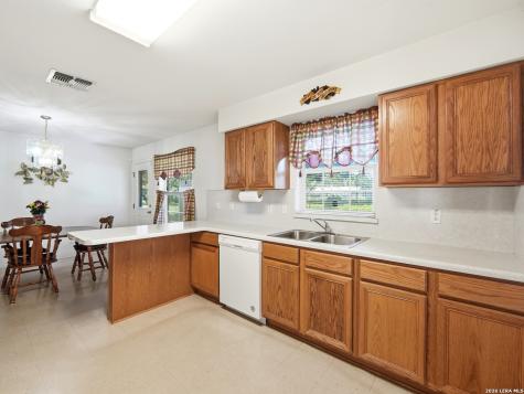 908 N Mansfield Street Pleasanton TX 78064