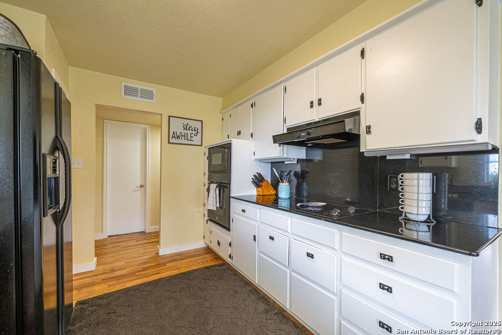 100 Kings Cottonwood Shores TX 78657