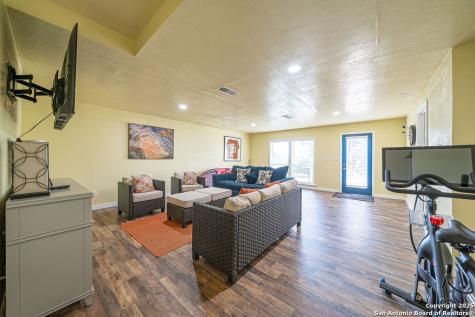 100 Kings Cottonwood Shores TX 78657