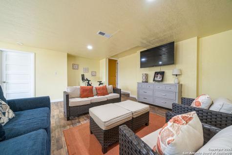 100 Kings Cottonwood Shores TX 78657