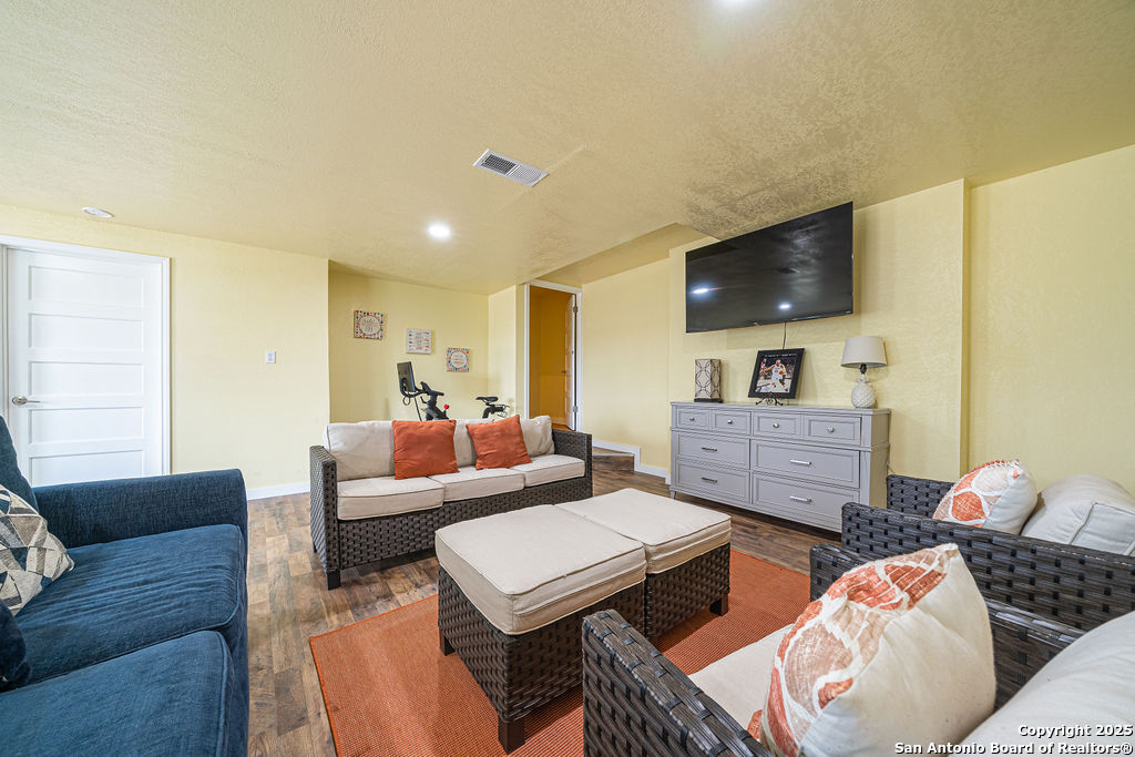 100 Kings Cottonwood Shores TX 78657