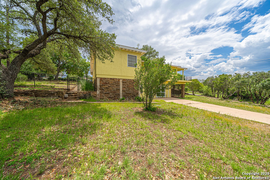 100 Kings Cottonwood Shores TX 78657