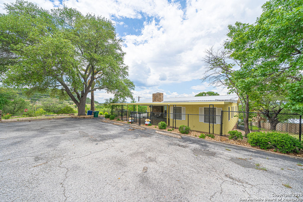 100 Kings Cottonwood Shores TX 78657