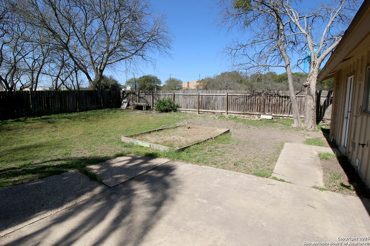 13523 Brinwood Universal City TX 78148