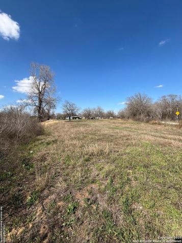 17423 Fx Ball Elmendorf TX 78112