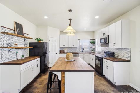 1783 County Road 7711 Devine TX 78016