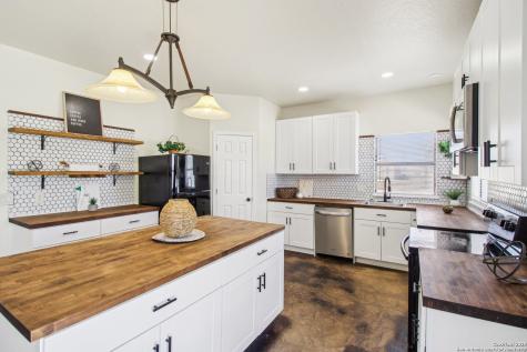 1783 County Road 7711 Devine TX 78016