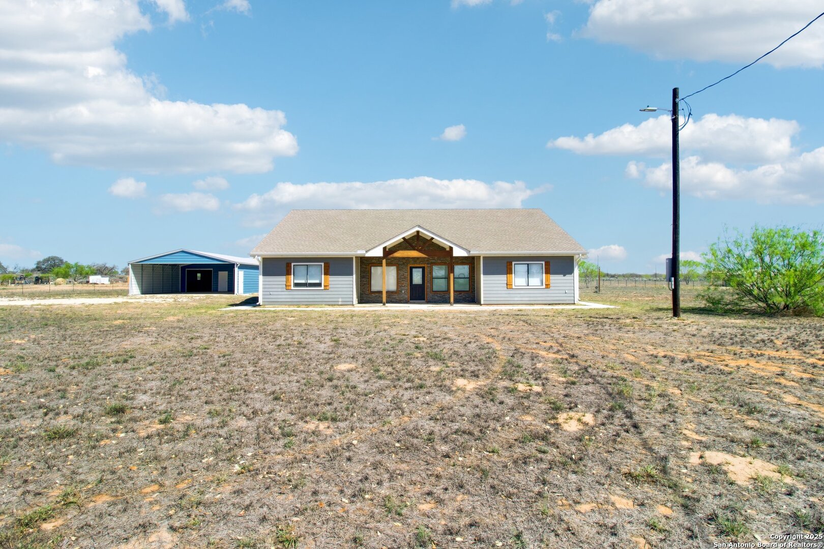 1783 County Road 7711 Devine TX 78016