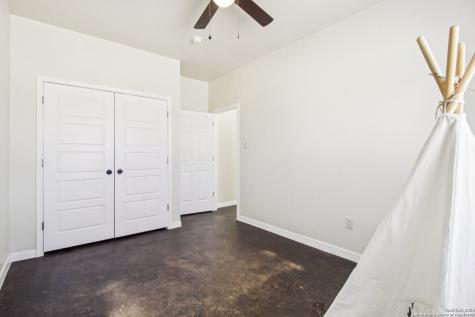 1783 County Road 7711 Devine TX 78016