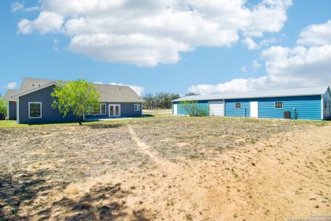 1783 County Road 7711 Devine TX 78016