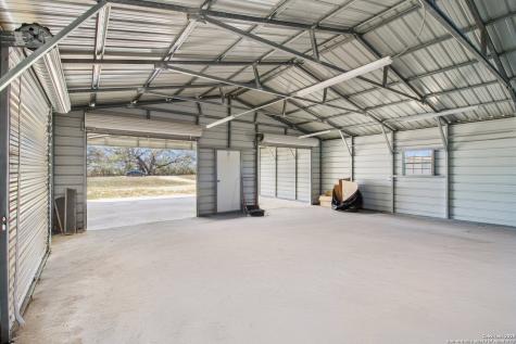 1783 County Road 7711 Devine TX 78016