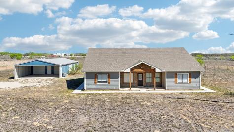 1783 County Road 7711 Devine TX 78016