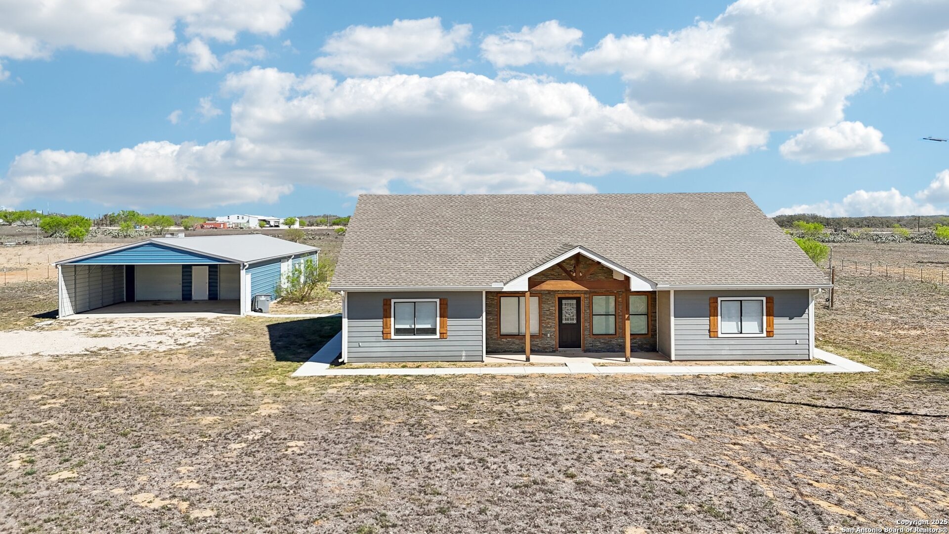 1783 County Road 7711 Devine TX 78016