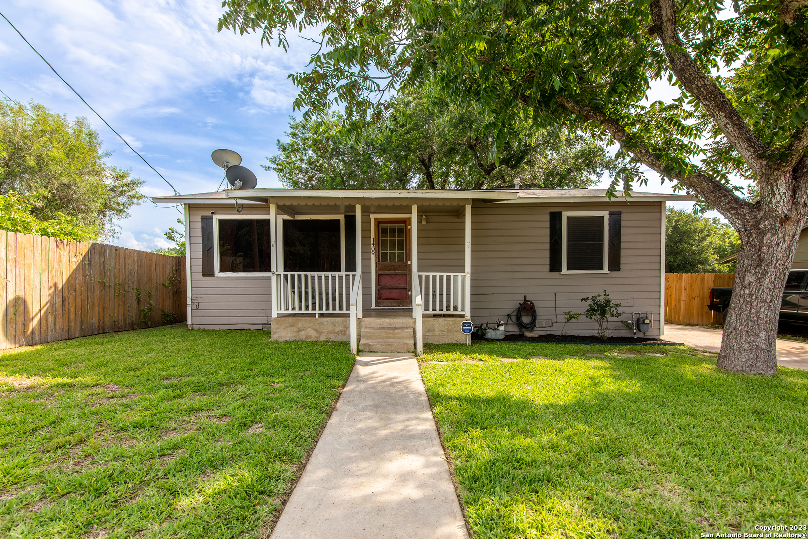 1409 6th Street Floresville TX 78114