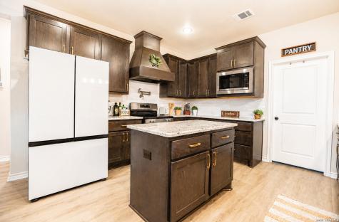 3137 County Road 5710 Devine TX 78016