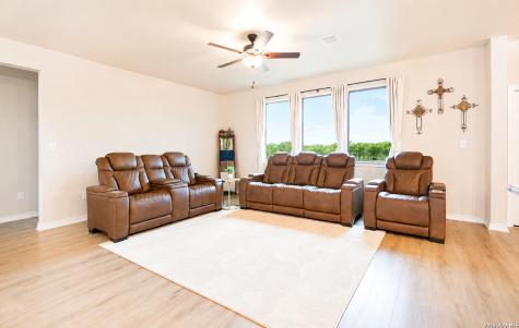3137 County Road 5710 Devine TX 78016