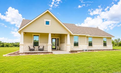 3137 County Road 5710 Devine TX 78016