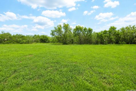 3137 County Road 5710 Devine TX 78016