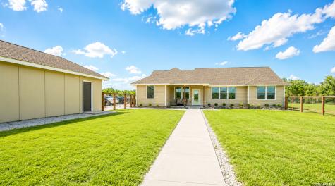 3137 County Road 5710 Devine TX 78016