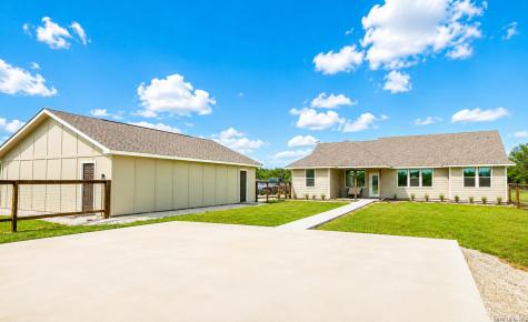 3137 County Road 5710 Devine TX 78016