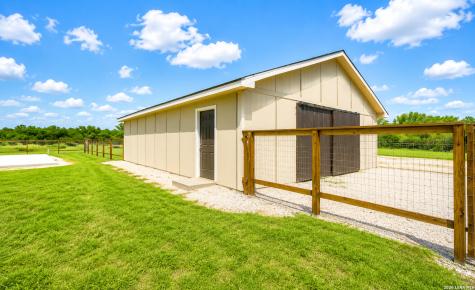 3137 County Road 5710 Devine TX 78016
