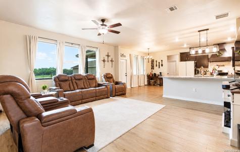 3137 County Road 5710 Devine TX 78016