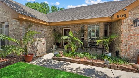 909 Queens Drive New Braunfels TX 78130