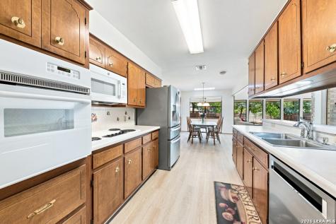 426 Yosemite Drive Hollywood Park TX 78232