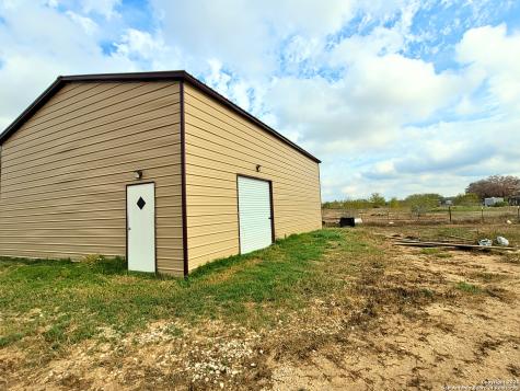2072 County Road 421 Stockdale TX 78160