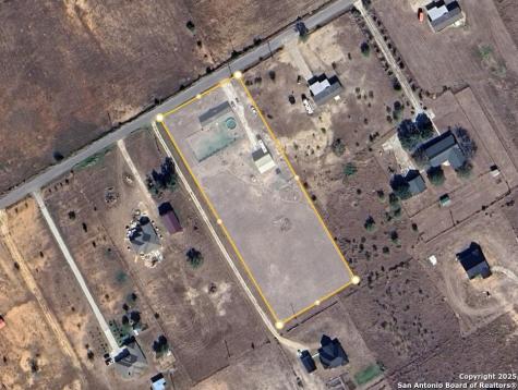 2072 County Road 421 Stockdale TX 78160