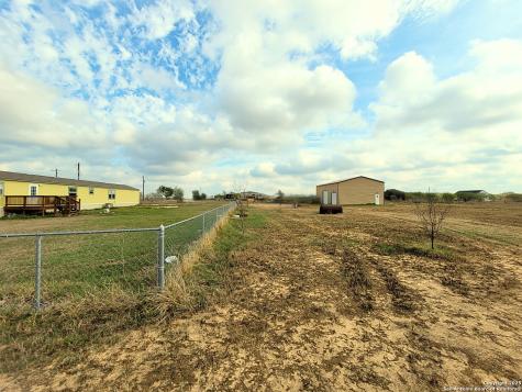 2072 County Road 421 Stockdale TX 78160
