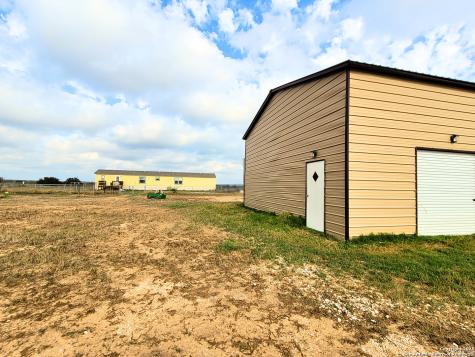 2072 County Road 421 Stockdale TX 78160