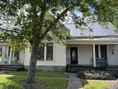 315 W Nichols Street Kenedy TX 78119