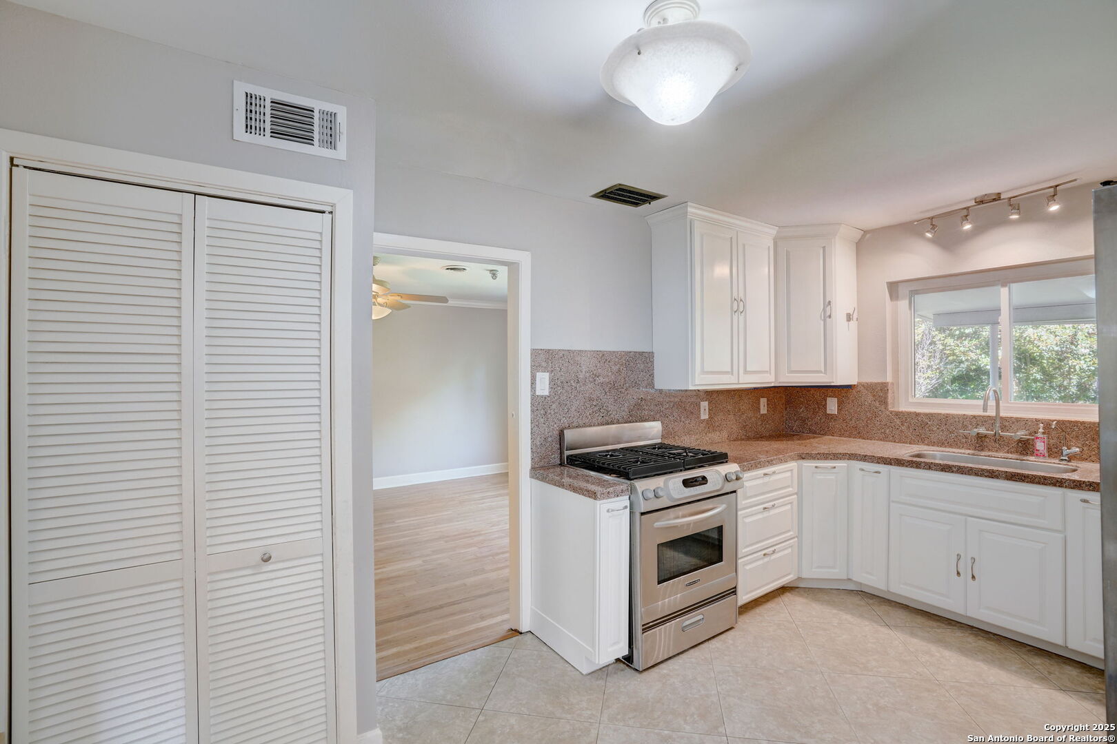 631 E Nottingham Drive San Antonio TX 78209