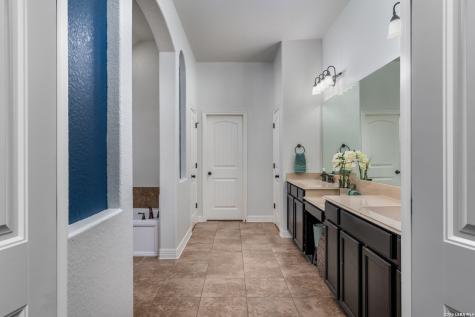 11331 Massive Mount Helotes TX 78023