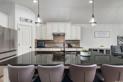 11331 Massive Mount Helotes TX 78023