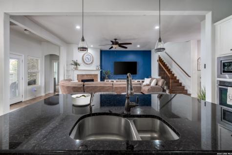 11331 Massive Mount Helotes TX 78023