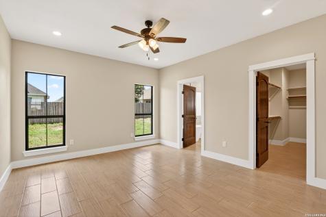 721 N Dickson Poth TX 78147